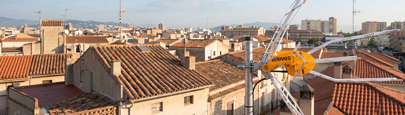 Antena de televisión Televés instalada sobre los tejados de un núcleo urbano