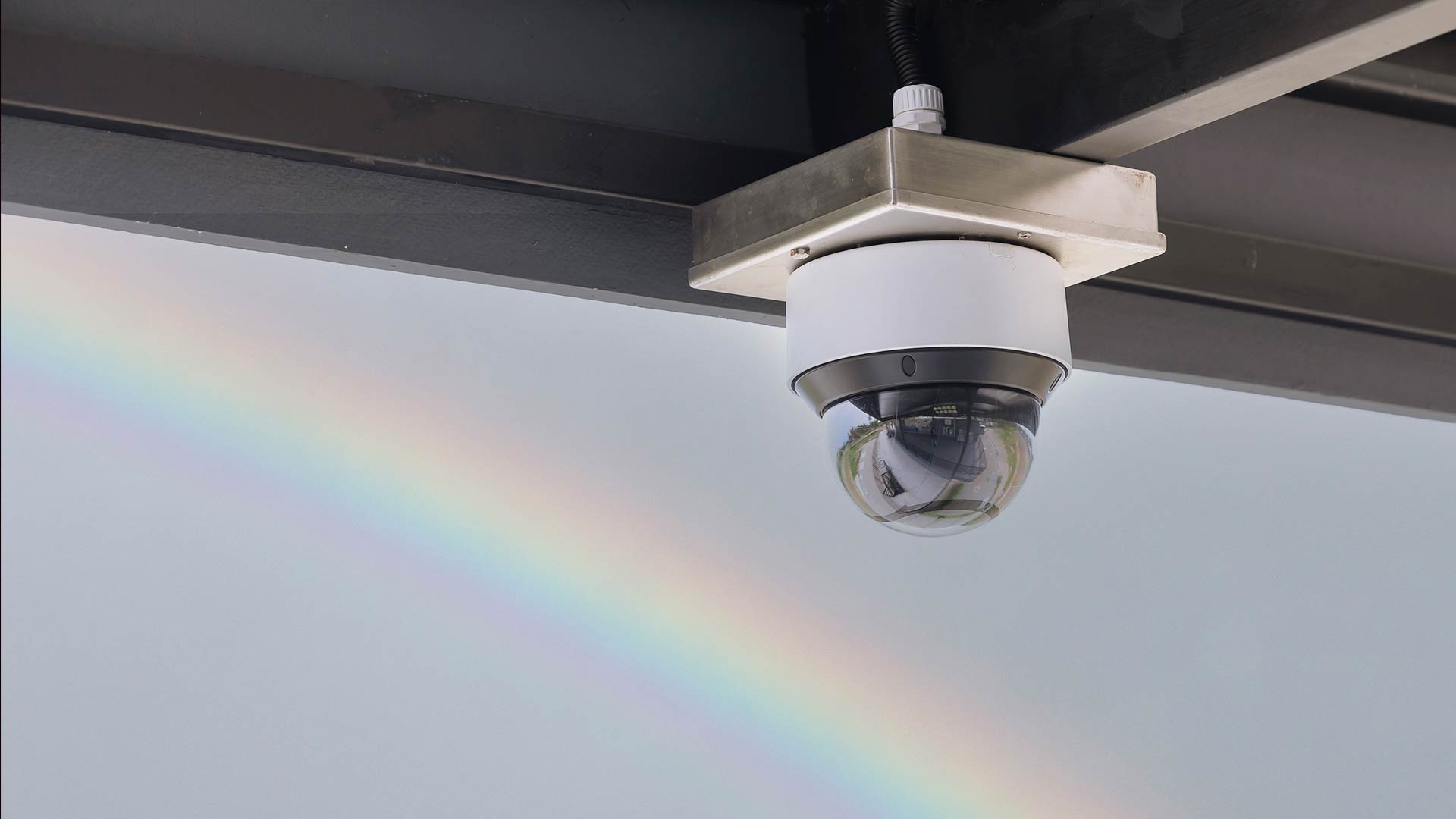 Cámara de videovigilancia instalada en el exterior de una vivienda