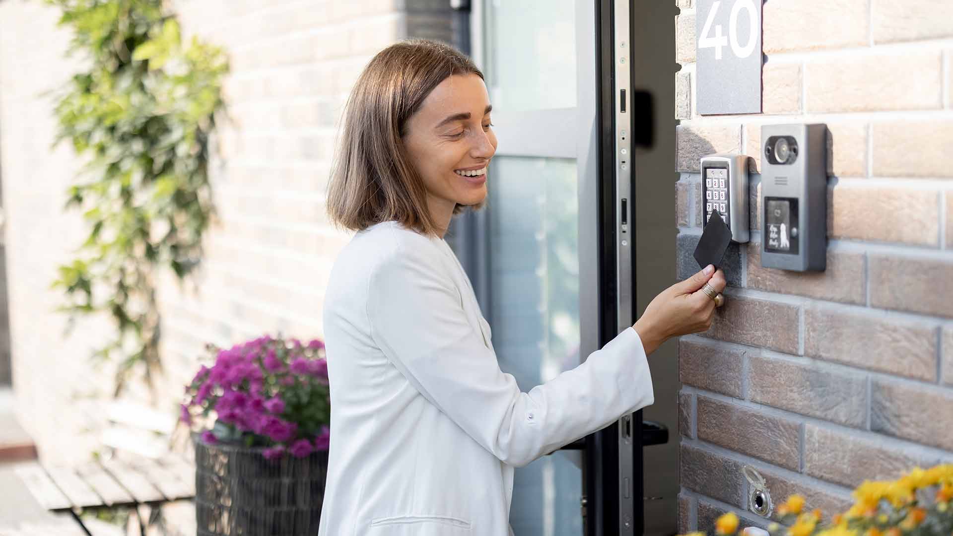 Videoportero con monitor instalado en la entrada de una vivienda